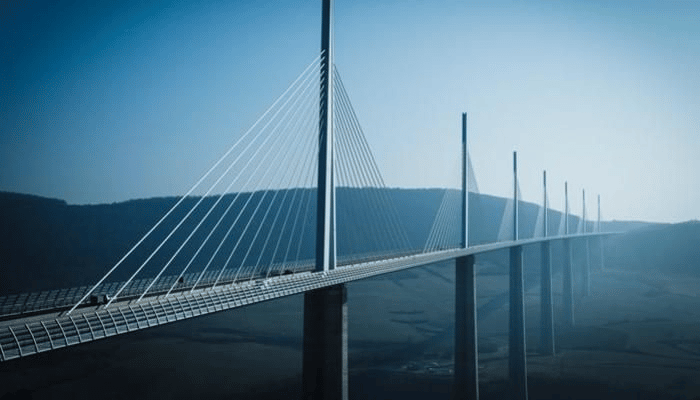 مصرع رياضي سقط من جسر بارتفاع 200 متر
