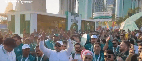 أهازيج جماهير الأخضر بالبيت السعودي قبل مواجهة الأرجنتين