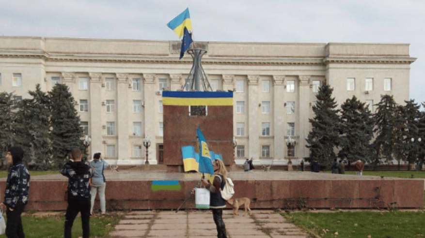 لحظة رفع العلم الأوكراني في خيرسون