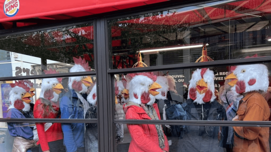 لحظة صمت على أرواح الدجاج في باريس