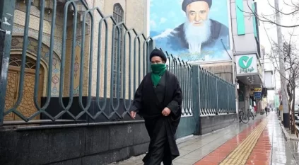 ضرب رجل دين إيراني وطرحة أرضًا  