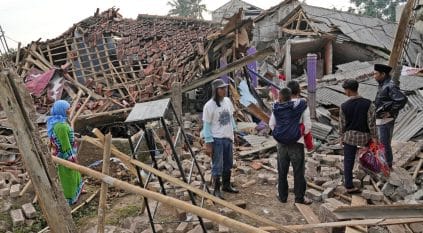 حالة وفاة وتضرر عشرات المنازل في زلزال إندونيسيا
