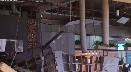 لحظة انهيار سقف مطعم في الكويت