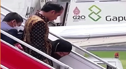 لحظة انزلاق زوجة الرئيس الإندونيسي على سلم الطائرة