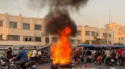 إحراق صورة قاسم سليماني في شوارع إيران