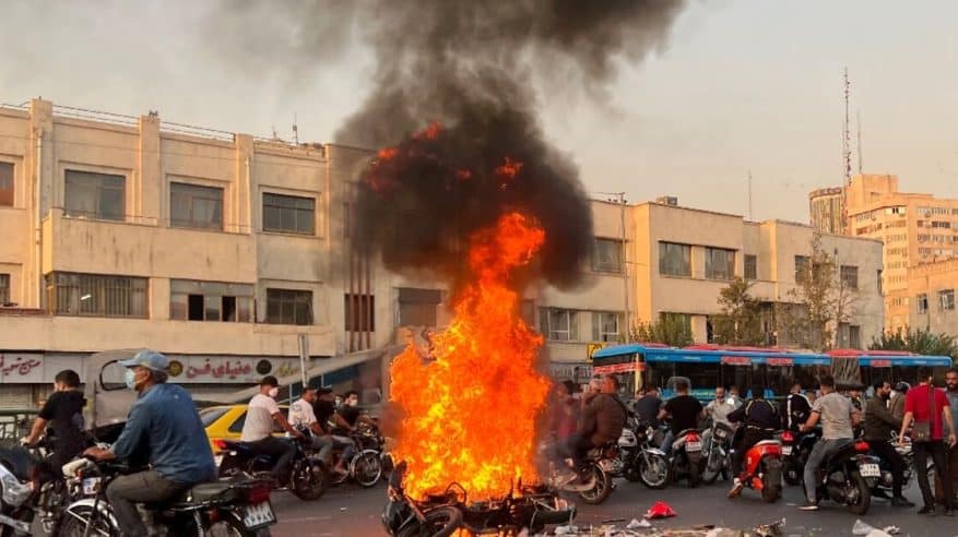 إحراق صورة قاسم سليماني في شوارع إيران