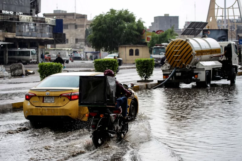 شوارع بغداد تغرق بعد أول موجة أمطار غزيرةفر