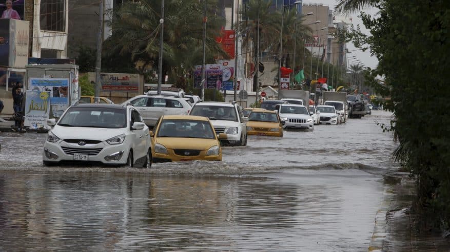 شوارع بغداد تغرق بعد أول موجة غزيرة