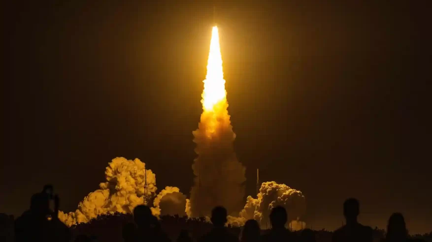 لحظة تاريخية بإطلاق صاروخ ناسا نحو القمر