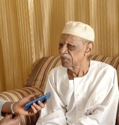 السودانيون يودعون صاحب الحزن النبيل