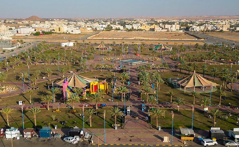 الإجازة تجذب الأهالي للاستمتاع بالأجواء الممطرة بالجوف