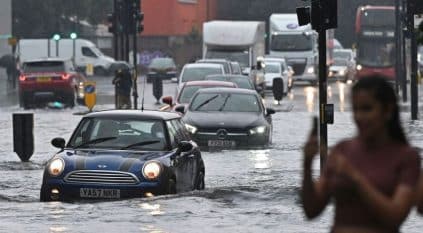 فيضانات تضرب بريطانيا وتعطل شبكات الطرق