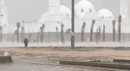 لوحة فنية أمام مسجد قباء بسبب الأمطار