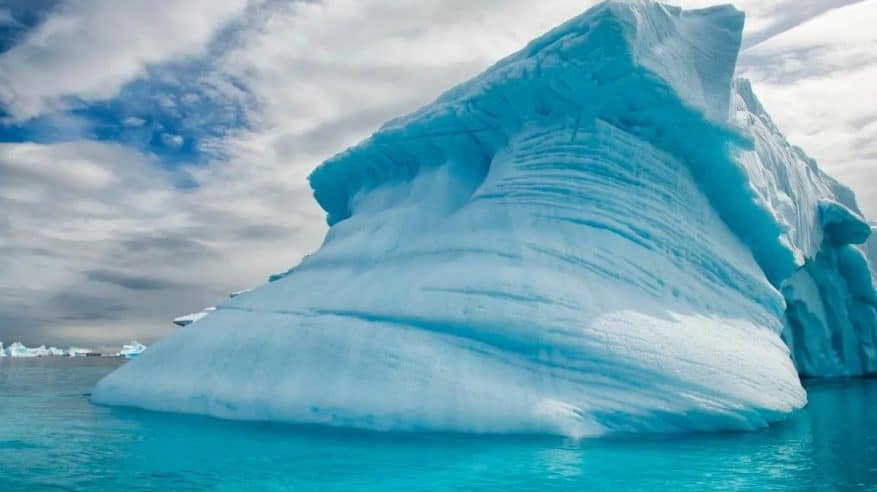أضخم جبل جليدي يهدد السفن التجارية