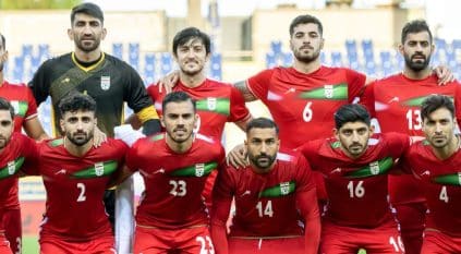 لاعبو إيران يرفضون ترديد النشيد الوطني في المونديال