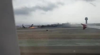 لحظة اشتعال النار في طائرة بعد اصطدامها بمركبة