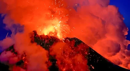 بركان كامتشاتكا يستيقظ من سباته ويطلق القنابل