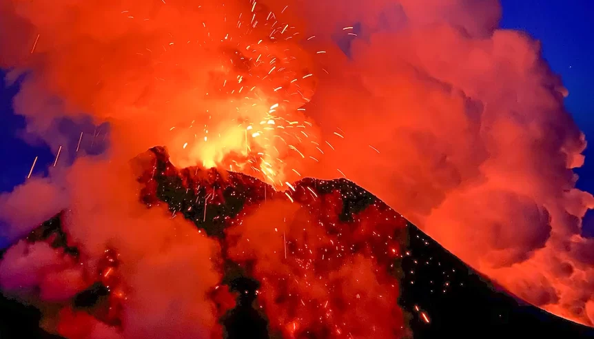 اندلاع بركان أناك كاراكاتو في إندونيسيا