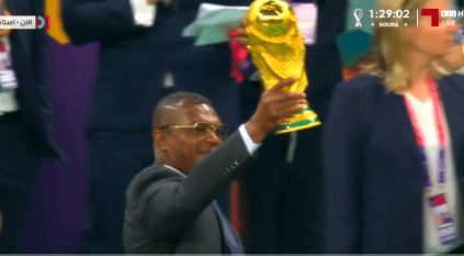 مارسيل دوسايي يعرض كأس العالم أمام الجماهير