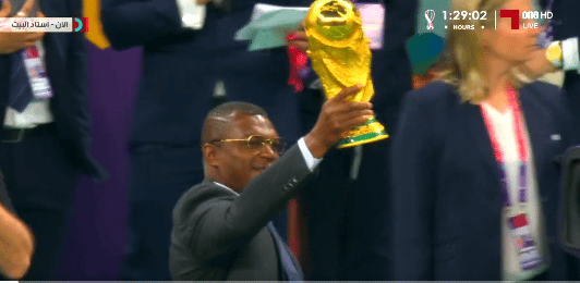 مارسيل دوسايي يعرض كأس العالم أمام الجماهير