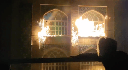 متظاهرون إيرانيون يشعلون النار بمنزل أجداد الخميني
