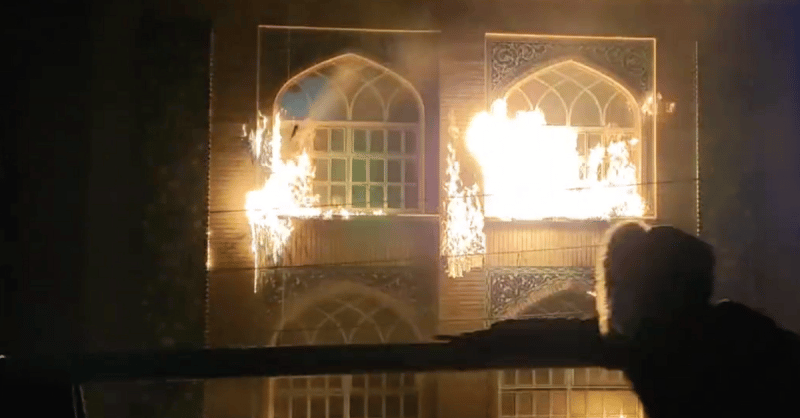متظاهرون إيرانيون يشعلون النار بمنزل أجداد الخميني