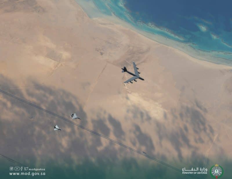 مقاتلات سعودية ترافق القاذفة الأمريكية بي -52
