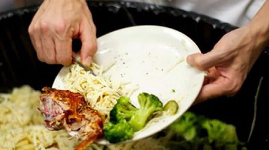 مقترح بإلزام المطاعم بتقديم سلة مأكولات مجانية لتقليل الهدر الغذائي
