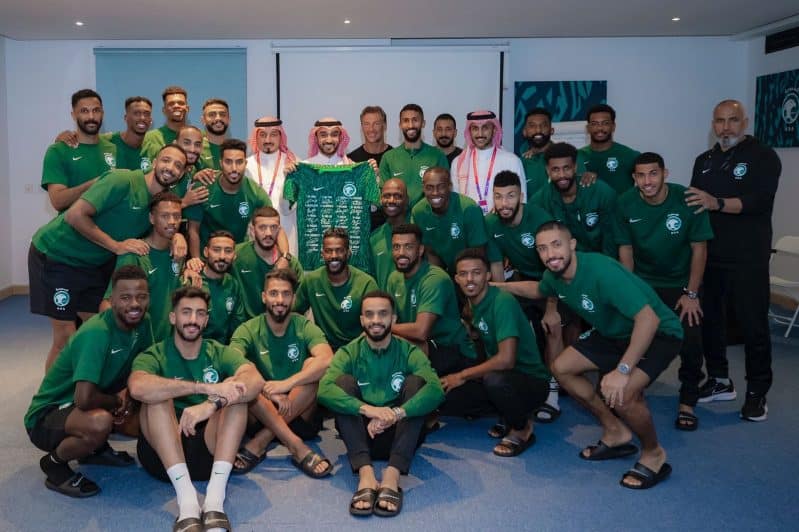 وزير الرياضة مع المنتخب السعودي