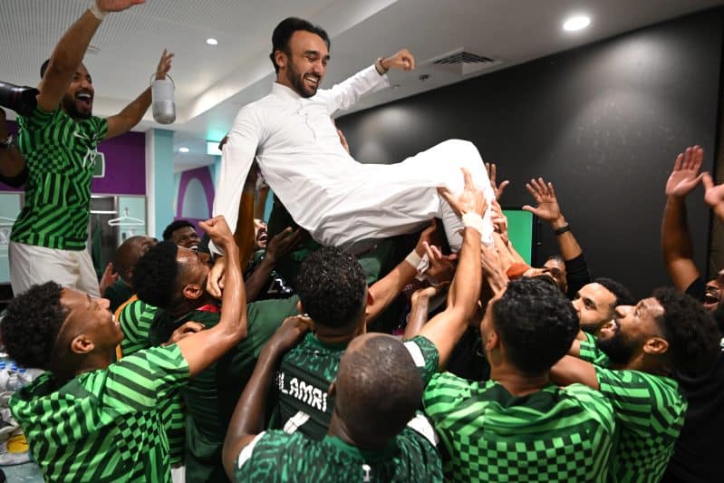 وزير الرياضة مع لاعبي المنتخب السعودي