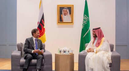 ولي العهد يلتقي رئيس وزراء سنغافورة وسلطان بروناي