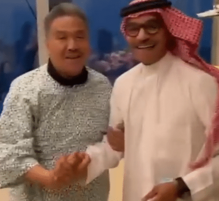 أبو نورة يتأثر.. رابح صقر يطمئن على فنان العرب بالمستشفى