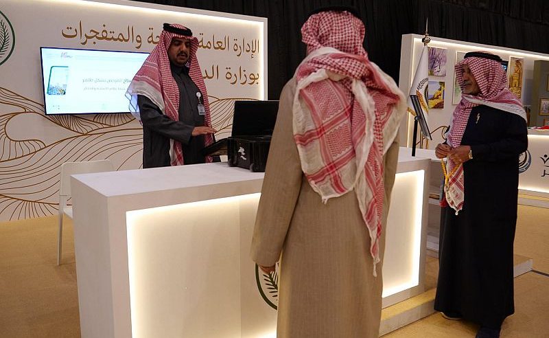 إدارة الأسلحة والمتفجرات تشارك في مهرجان الملك عبدالعزيز للإبل