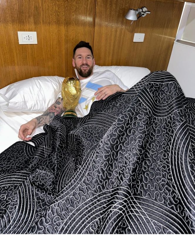 ليونيل ميسي يحتفل بـ كأس العالم أثناء نومه
