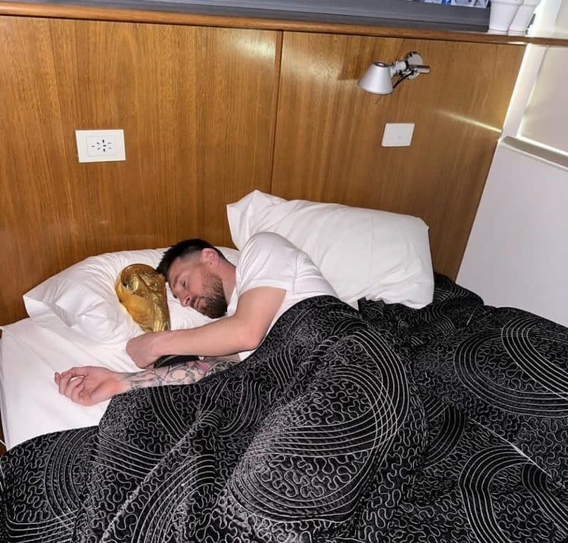 ليونيل ميسي يحتفل بـ كأس العالم أثناء نومه