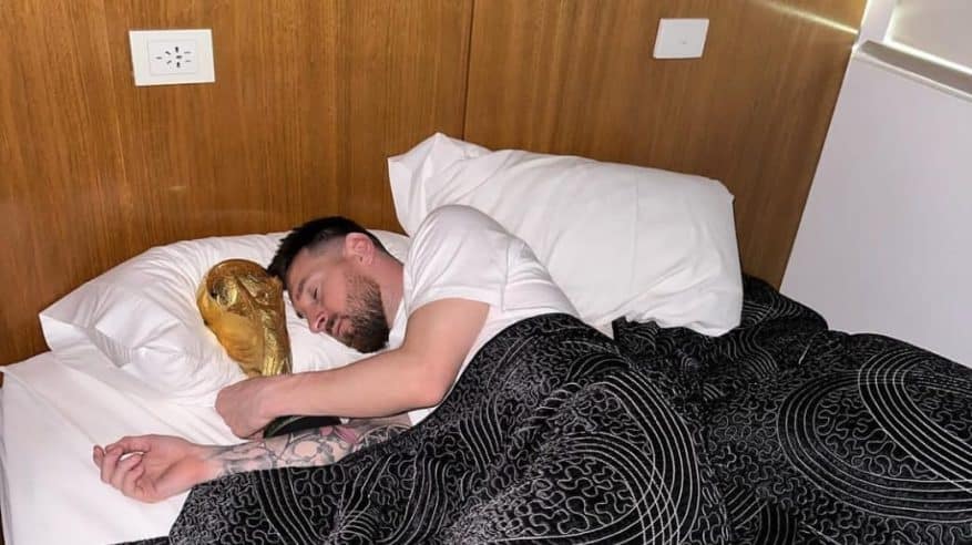 ميسي يحتضن كأس العالم أثناء نومه