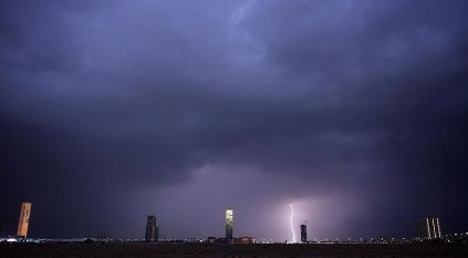 إنذار أحمر في جدة: أمطار غزيرة وبرد وصواعق