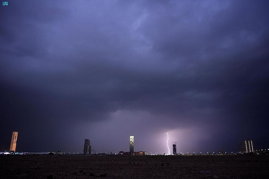 صورة إنذار أحمر في جدة: أمطار غزيرة وبرد وصواعق