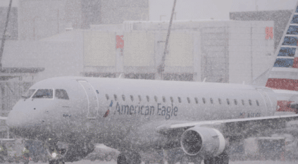 عاصفة شتوية قوية تلغي 2000 رحلة طيران بأمريكا