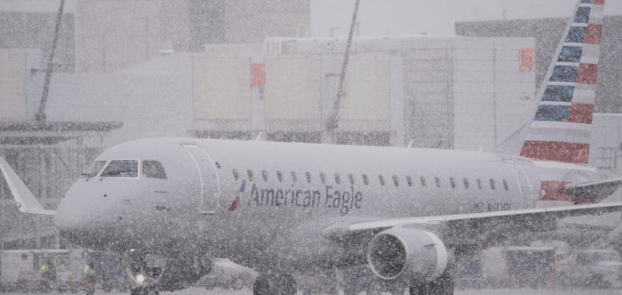 عاصفة شتوية قوية تلغي 2000 رحلة طيران بأمريكا