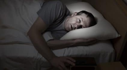 5 عادات سيئة تسبب النوم المتقطع 