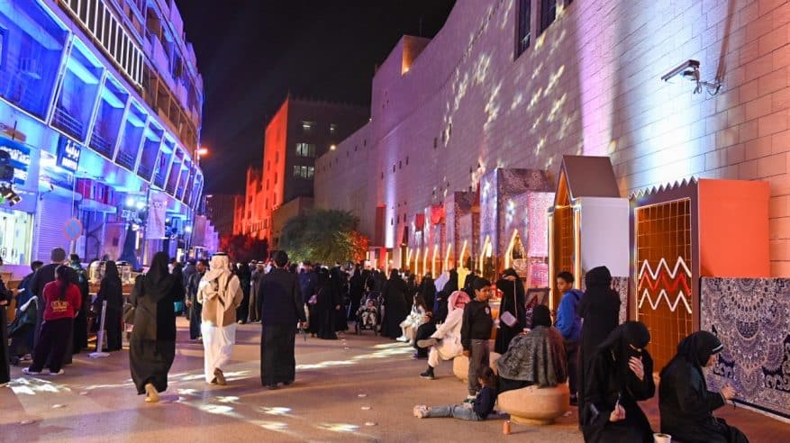سوق الزل يعيد زوار موسم الرياض لعبق الماضي القديم