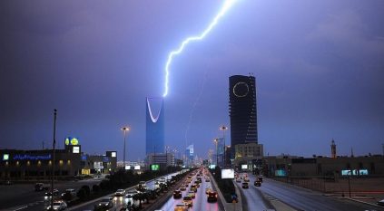 الأرصاد تنبه سكان الرياض: أمطار غزيرة حتى الثانية مساءً