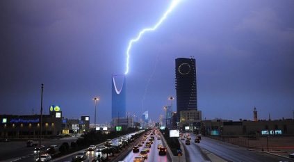 أمطار الرياض مستمرة حتى الـ11 مساء الأربعاء مع برد وصواعق