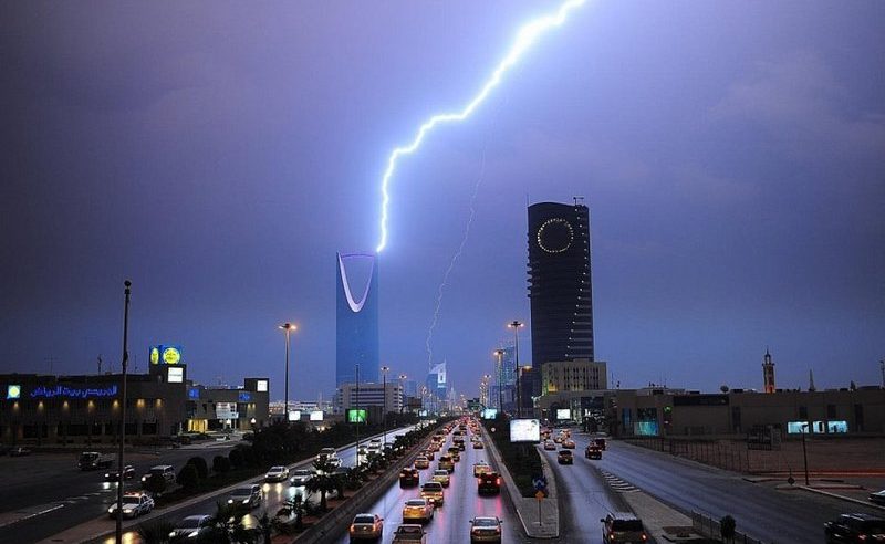 أمطار الرياض مستمرة حتى الـ11 مساء الأربعاء مع برد وصواعق