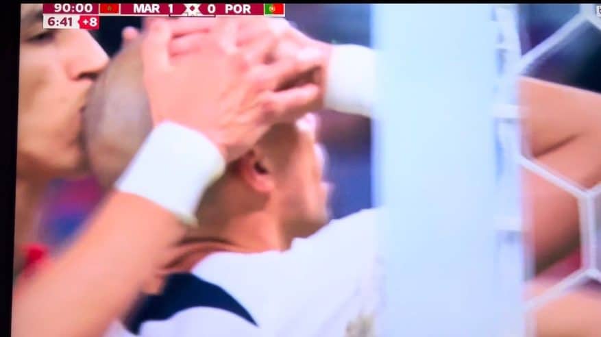 مدافع المغرب يقبّل رأس البرتغالي بيبي بعد إهداره فرصة خطيرة