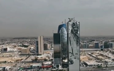 رسم أكبر لوحة جدارية في العالم على واجهة أحد أبراج الرياض