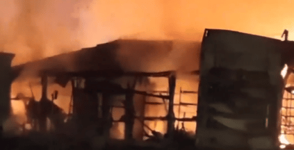 حريق ضخم يلتهم سوق السيارات في سانت بطرسبرغ الروسية
