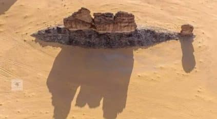 تشكيل صخري بالعلا يشبه سمكة تغوص بين الرمال