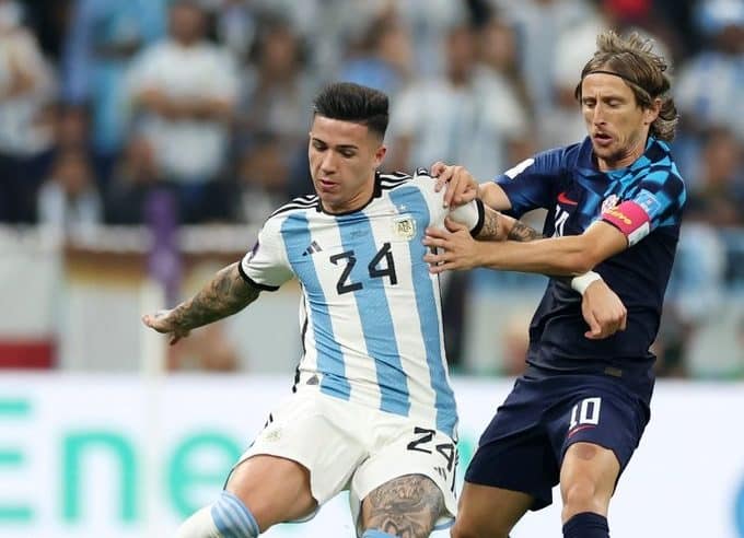 الأرجنتين تتفوق على كرواتيا بثنائية في الشوط الأول
